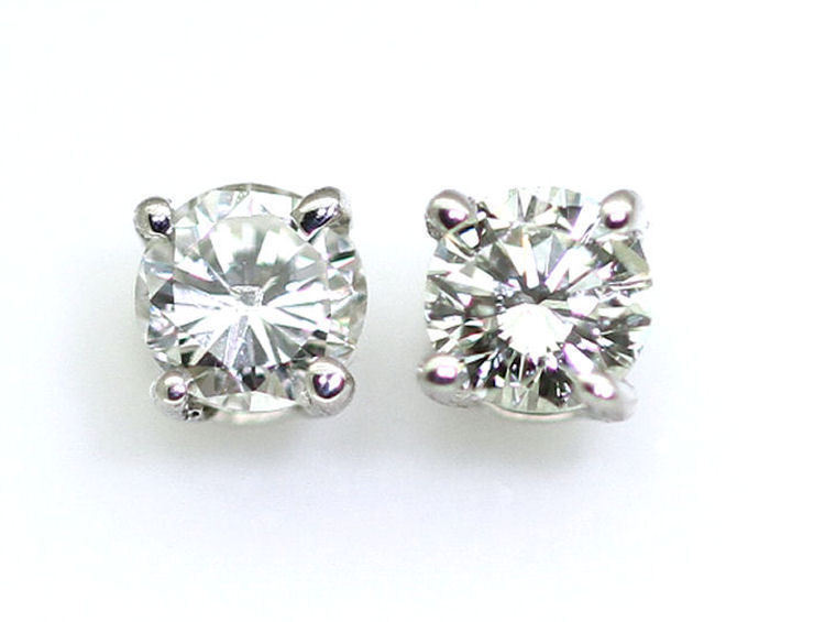 0.25 Carats Diamond Earrings in 14k White Gold