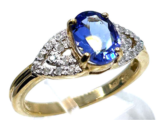 0.90 ctw Diamond and Tanzanite Set in 10K Yellow Gold Ring