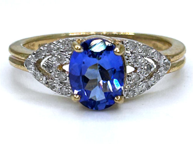 0.90 ctw Diamond and Tanzanite Set in 10K Yellow Gold Ring