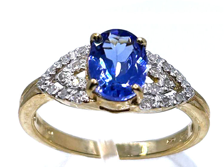 0.90 ctw Diamond and Tanzanite Set in 10K Yellow Gold Ring