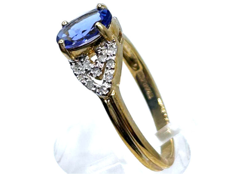 0.90 ctw Diamond and Tanzanite Set in 10K Yellow Gold Ring