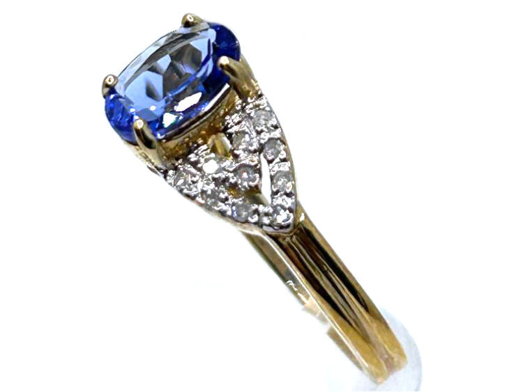 0.90 ctw Diamond and Tanzanite Set in 10K Yellow Gold Ring