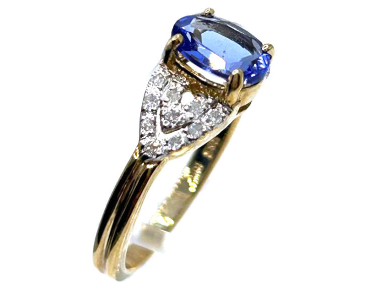 0.90 ctw Diamond and Tanzanite Set in 10K Yellow Gold Ring