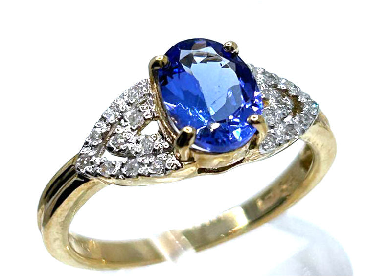 0.90 ctw Diamond and Tanzanite Set in 10K Yellow Gold Ring