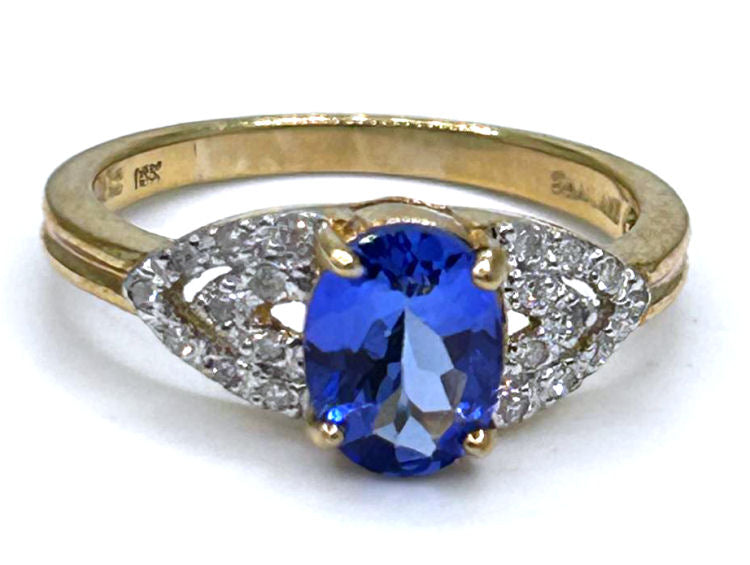 0.90 ctw Diamond and Tanzanite Set in 10K Yellow Gold Ring