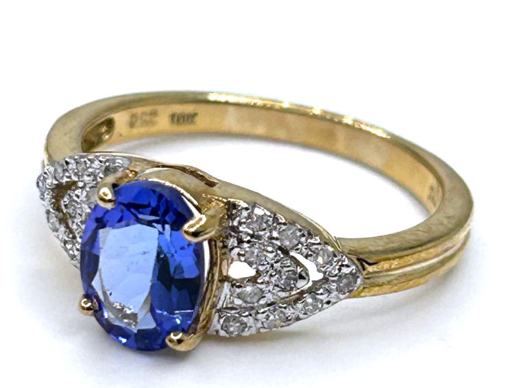 0.90 ctw Diamond and Tanzanite Set in 10K Yellow Gold Ring