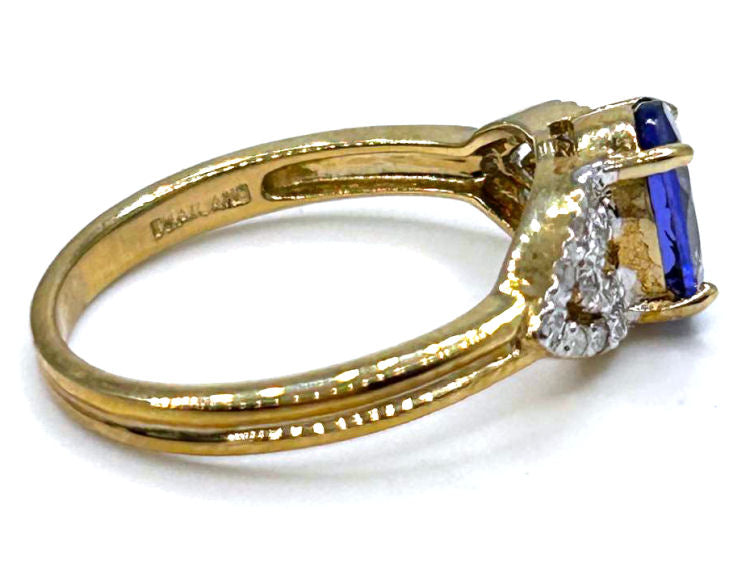 0.90 ctw Diamond and Tanzanite Set in 10K Yellow Gold Ring