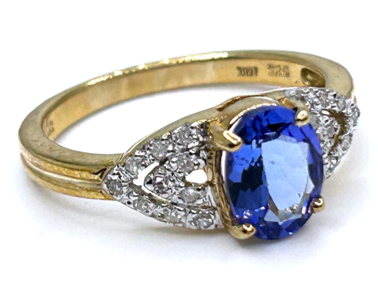 0.90 ctw Diamond and Tanzanite Set in 10K Yellow Gold Ring