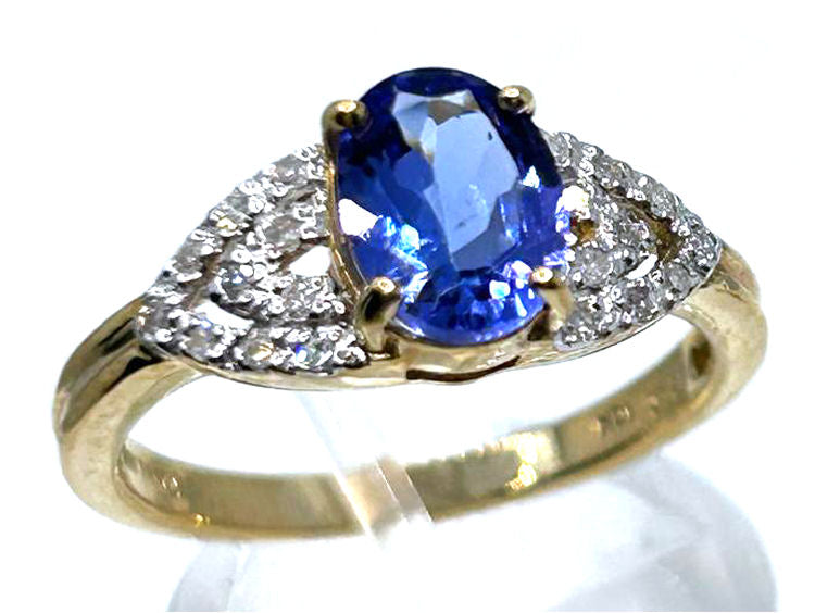 0.90 ctw Diamond and Tanzanite Set in 10K Yellow Gold Ring