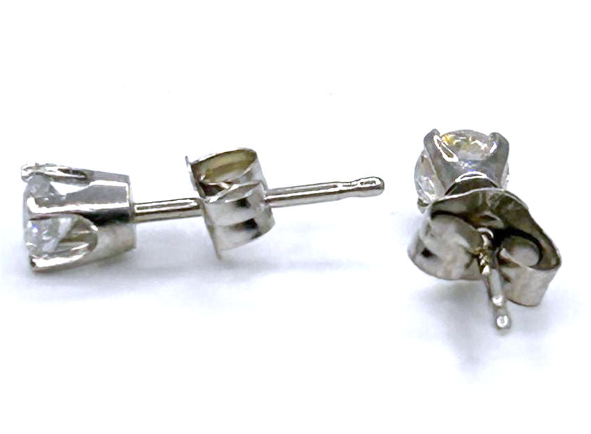 0.25 Carats Diamond Earrings in 14k White Gold