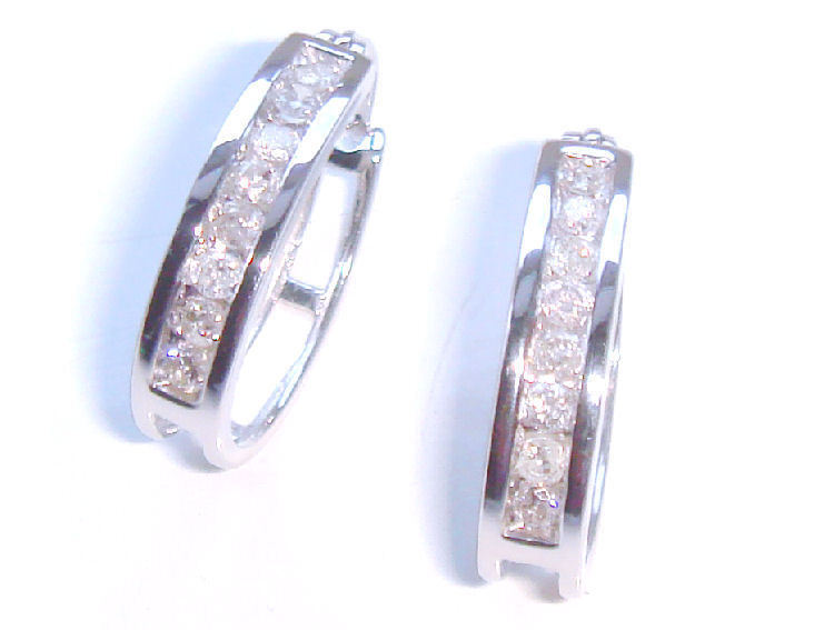Hoop Earrings With 0.5ctw Diamond Made of 9K White Gold